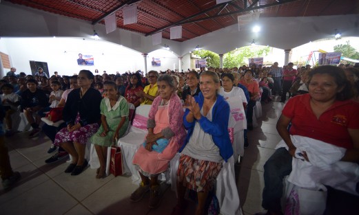 La señora Paty Lobeira se reunió con Mara Chama Villa, una representante de las mujeres de Teocelo en acción, a quienes les compartió varias de las propuestas de su esposo Miguel Ángel Yunes Márquez; le acompañan Rosario Quirasco Piña, candidata a diputada por el distrito XII Coatepec, por la coalición PAN-PRD-MC y otras. distinguidas personalidades.