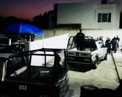 Un policía Municipal muerto y  cuatro elementos más detenidos fue el saldo de un enfrentamiento registrado la madrugada de este viernes en Martínez de la Torre, después que se reportara un triple asalto a dos supers y una gasolinera.