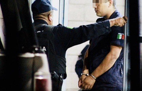 En dicho enfrentamiento suscitado en Martínez de la Torre, perdió la vida un elemento de la Policía Municipal y cuatro más fueron detenidos como presuntos responsables de los asaltos que minutos antes se habían registrado en aquella ciudad. 
