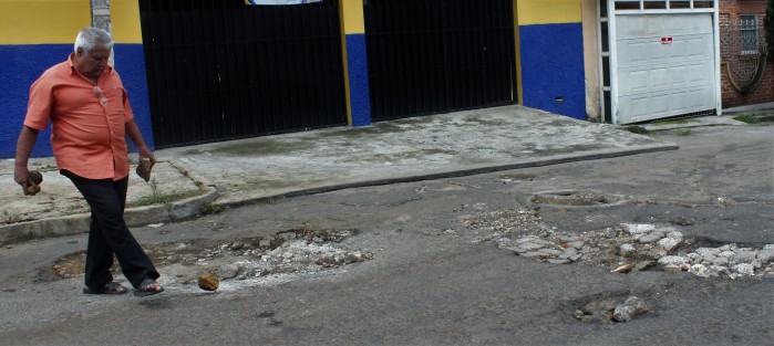 Pero esto sí es de tu competencia, quién les pagará a los conductores sus amortiguadores, balanceo y demás a los coches que diario circulan por las malas calle de Xalapa. Tanto así que los vecinos hacen la labor tapando los bachesotes con piedras y escombros, diciendo que ya se cansaron en hablar al Ayto. y que nada más son promesas que van y hasta el momento nada de nada. 
