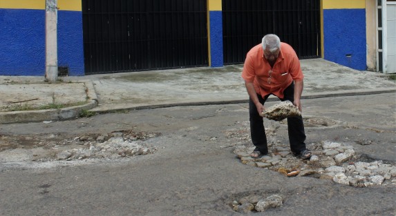 Pero esto sí es de tu competencia, quién les pagará a los conductores sus amortiguadores, balanceo y demás a los coches que diario circulan por las malas calle de Xalapa. Tanto así que los vecinos hacen la labor tapando los bachesotes con piedras y escombros, diciendo que ya se cansaron en hablar al Ayto. y que nada más son promesas que van y hasta el momento nada de nada. 
