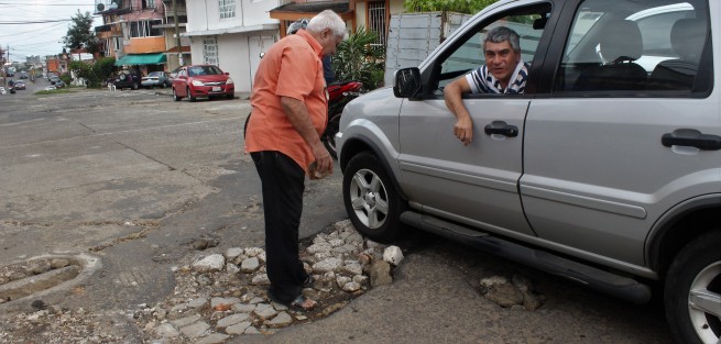 Pero esto sí es de tu competencia, quién les pagará a los conductores sus amortiguadores, balanceo y demás a los coches que diario circulan por las malas calle de Xalapa. Tanto así que los vecinos hacen la labor tapando los bachesotes con piedras y escombros, diciendo que ya se cansaron en hablar al Ayto. y que nada más son promesas que van y hasta el momento nada de nada. 
