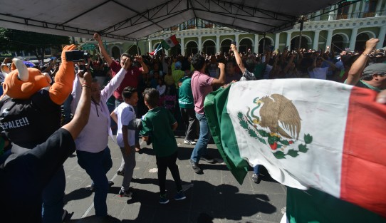Xalapeños viven las emociones del partido México - Corea, en la Plaza Lerdo.