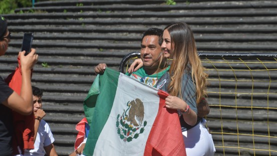 Xalapeños viven las emociones del partido México - Corea, en la Plaza Lerdo.