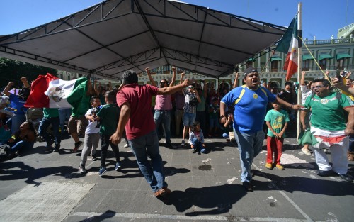 Xalapeños viven las emociones del partido México - Corea, en la Plaza Lerdo.