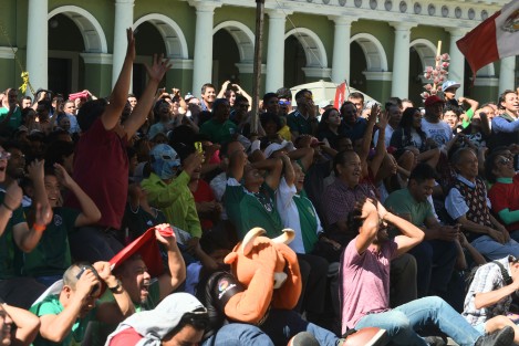 Xalapeños viven las emociones del partido México - Corea, en la Plaza Lerdo.