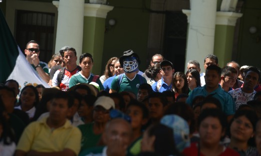 La selección de México ganó a su similar de Corea dos goles a  uno, Xalapeños asistieron a la Plaza Lerdo a ver el partido.