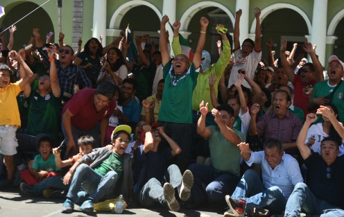 La selección de México ganó a su similar de Corea dos goles a  uno, Xalapeños asistieron a la Plaza Lerdo a ver el partido.
