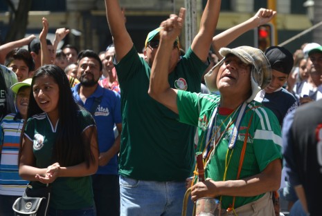La selección de México ganó a su similar de Corea dos goles a  uno, Xalapeños asistieron a la Plaza Lerdo a ver el partido.