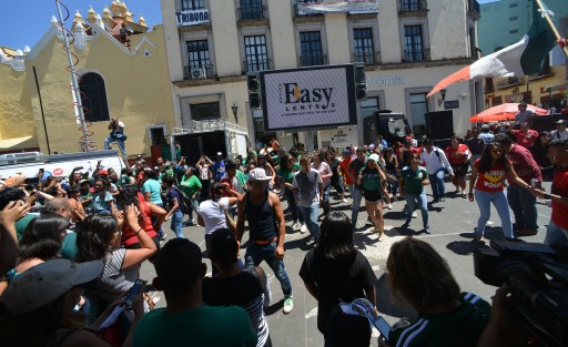 La selección de México ganó a su similar de Corea dos goles a  uno, Xalapeños asistieron a la Plaza Lerdo a ver el partido.