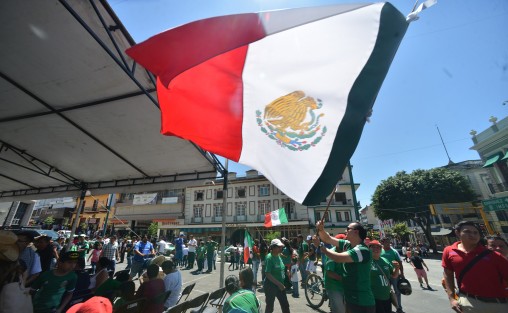 La selección de México ganó a su similar de Corea dos goles a  uno, Xalapeños asistieron a la Plaza Lerdo a ver el partido.
