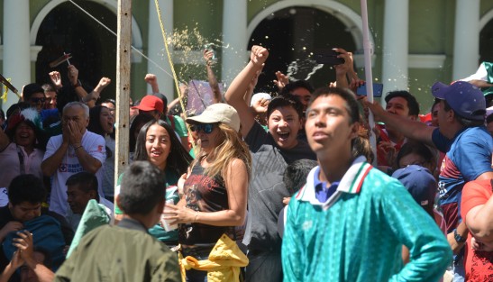 Entre botanas, risas y enojos vivieron el partido el cual ganó el equipo de México. 