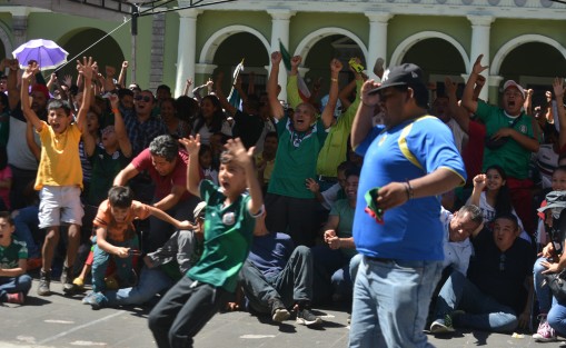 Entre botanas, risas y enojos vivieron el partido el cual ganó el equipo de México. 