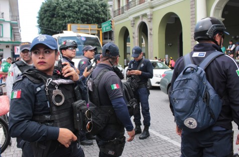 A diferencia del partido anterior en que por los festejos Tránsito del Estado cerró el paso a vehículos para permitir los festejos, esta vez, incluso con elementos con armas largas, trataron de retirar a quienes festejaban el triunfo de México, frente al Palacio de Gobierno. 