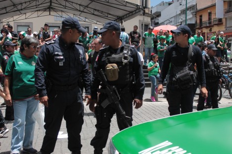 A diferencia del partido anterior en que por los festejos Tránsito del Estado cerró el paso a vehículos para permitir los festejos, esta vez, incluso con elementos con armas largas, trataron de retirar a quienes festejaban el triunfo de México, frente al Palacio de Gobierno. 