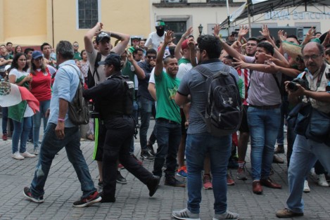 A diferencia del partido anterior en que por los festejos Tránsito del Estado cerró el paso a vehículos para permitir los festejos, esta vez, incluso con elementos con armas largas, trataron de retirar a quienes festejaban el triunfo de México, frente al Palacio de Gobierno. 