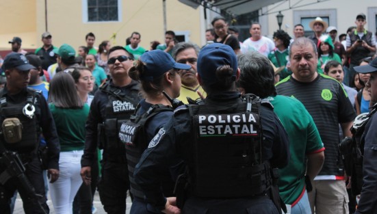 Luego de la presión ejercida por los aficionados, quienes reclamaban porqué los candidatos han podido bloquear la calle y al pueblo no, se permitió el cierre de la calle Enríquez, <em>por al menos media hora</em>, según el funcionario que dio la orden a los oficiales de permitir tomaran la calle.  