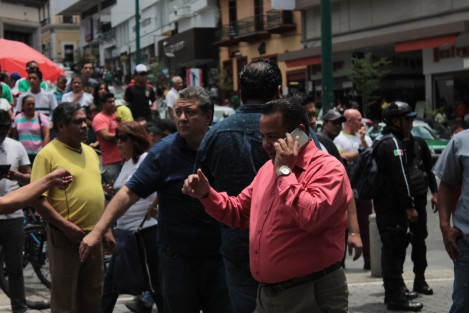 Luego de la presión ejercida por los aficionados, quienes reclamaban porqué los candidatos han podido bloquear la calle y al pueblo no, se permitió el cierre de la calle Enríquez, <em>por al menos media hora</em>, según el funcionario que dio la orden a los oficiales de permitir tomaran la calle.  