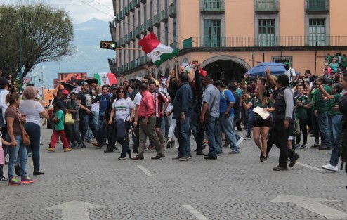 Luego de la presión ejercida por los aficionados, quienes reclamaban porqué los candidatos han podido bloquear la calle y al pueblo no, se permitió el cierre de la calle Enríquez, <em>por al menos media hora</em>, según el funcionario que dio la orden a los oficiales de permitir tomaran la calle.  