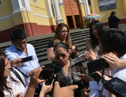 Supuesta  abogada de una asociación que todavía no conforman, en ausencia de los afectados directos, colocó cartulinas en las escalinatas de la Catedral de Xalapa para exigir justicia por el niño que falleciera en el elevador de plaza Américas en días pasados. 