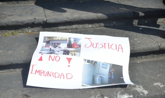 Supuesta  abogada de una asociación que todavía no conforman, en ausencia de los afectados directos, colocó cartulinas en las escalinatas de la Catedral de Xalapa para exigir justicia por el niño que falleciera en el elevador de plaza Américas en días pasados. 
