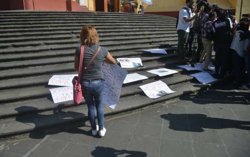 Supuesta  abogada de una asociación que todavía no conforman, en ausencia de los afectados directos, colocó cartulinas en las escalinatas de la Catedral de Xalapa para exigir justicia por el niño que falleciera en el elevador de plaza Américas en días pasados. 