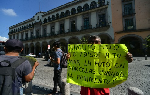 Habitantes de la colonia Carolina Anaya marcharon  por varias Calles del centro de Xalapa hasta llegar al ayuntamiento en reclamos por obras.