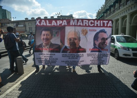 Habitantes de la colonia Carolina Anaya marcharon  por varias Calles del centro de Xalapa hasta llegar al ayuntamiento en reclamos por obras.