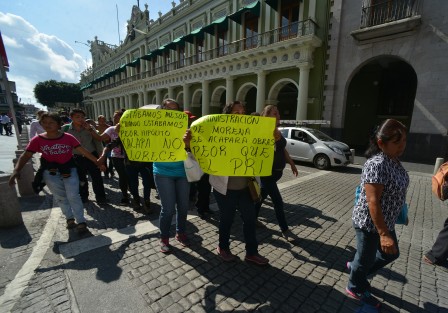 Habitantes de la colonia Carolina Anaya marcharon  por varias calles del centro de Xalapa hasta llegar al ayuntamiento en reclamos por obras.