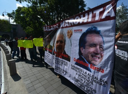 Habitantes de la colonia Carolina Anaya marcharon  por varias calles del centro de Xalapa hasta llegar al ayuntamiento en reclamos por obras.