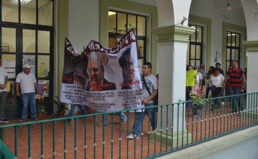 Posteriormente dieron vueltas en los pasillos del Palacio Municipal sonando todo tipo de objetos para llamar la atención de las autoridades y ser atendidos.