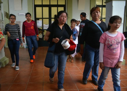 Posteriormente dieron vueltas en los pasillos del Palacio Municipal sonando todo tipo de objetos para llamar la atención de las autoridades y ser atendidos.
