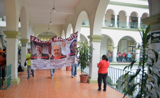 Posteriormente dieron vueltas en los pasillos del Palacio Municipal sonando todo tipo de objetos para llamar la atención de las autoridades y ser atendidos. 
