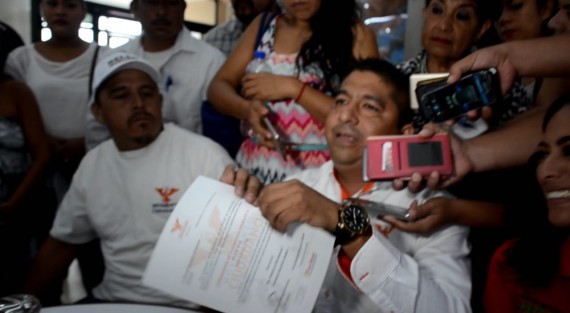 Manuel Montalvo, dirigente municipal de Movimiento Ciudadano en Veracruz, anunció que abandona la coalición <em>Por Veracruz al Frente</em> para sumarse a la campaña de Belem Palmeros Exome. Manuel Montalvo asegura que aportaría más de 3 mil votos a la abanderada priista.