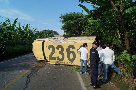 Un fuerte accidente vehicular se registró la mañana de este lunes sobre el tramo carretero Teziutlán – Tlapacoyan a la altura de la localidad Pochotitan, donde una camioneta de valores de la empresa COMETRA sufrió una falla mecánica lo que provocó que se volcara, dejando como saldo dos personas lesionadas y cuantiosos daños materiales. 