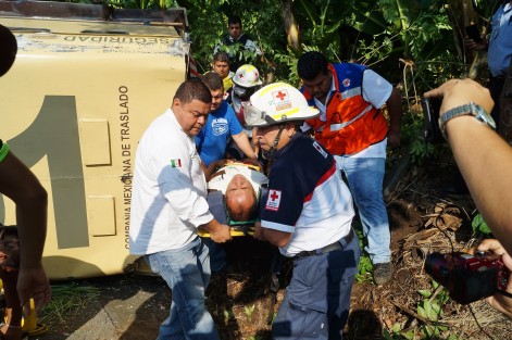 Un fuerte accidente vehicular se registró la mañana de este lunes sobre el tramo carretero Teziutlán – Tlapacoyan a la altura de la localidad Pochotitan, donde una camioneta de valores de la empresa COMETRA sufrió una falla mecánica lo que provocó que se volcara, dejando como saldo dos personas lesionadas y cuantiosos daños materiales. 