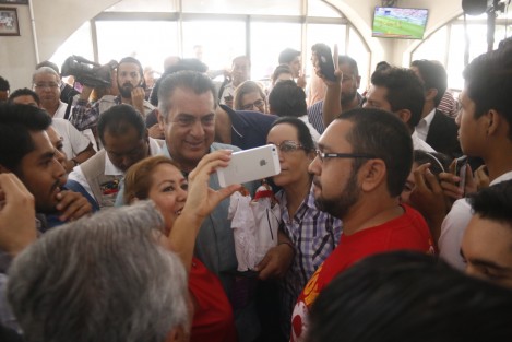 El candidato independiente Jaime Rodríguez <em>El Bronco</em>, ofreció una rueda de prensa para hablar de sus propuestas de campaña y de paso, descalificar a sus adversarios. Previo al encuentro, decenas de simpatizantes y curiosos se acercaron a saludarlo.