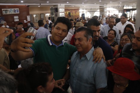 El candidato independiente Jaime Rodríguez <em>El Bronco</em>, ofreció una rueda de prensa para hablar de sus propuestas de campaña y de paso, descalificar a sus adversarios. Previo al encuentro, decenas de simpatizantes y curiosos se acercaron a saludarlo.