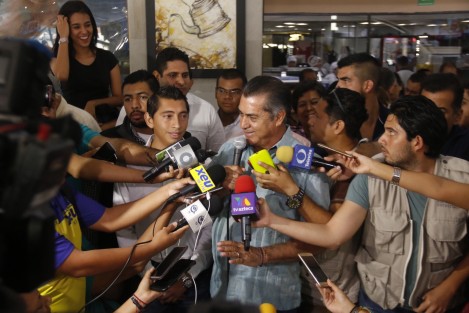 El candidato independiente Jaime Rodríguez <em>El Bronco</em>, ofreció una rueda de prensa para hablar de sus propuestas de campaña y de paso, descalificar a sus adversarios. Previo al encuentro, decenas de simpatizantes y curiosos se acercaron a saludarlo.