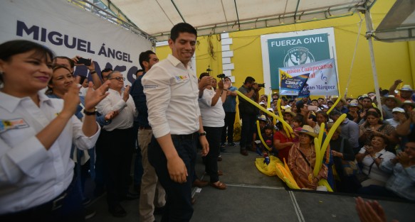 Tremendo caos género uno de los últimos cierres de campaña de candidato a gubernatura Miguel Yunes Márquez en la ciudad de Coatepec, con ya sus acostumbrados invitados especiales. Tan es así que muchos decidieron mejor irse al parque.
