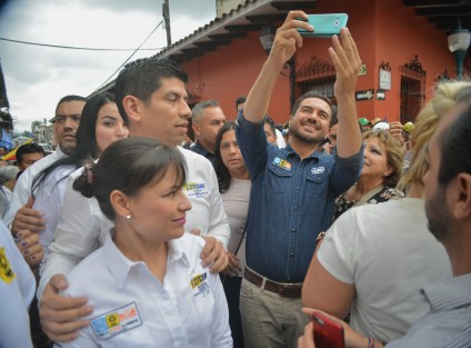 Tremendo caos género uno de los últimos cierres de campaña de candidato a gubernatura Miguel Yunes Márquez en la ciudad de Coatepec, con ya sus acostumbrados invitados especiales. Tan es así que muchos decidieron mejor irse al parque.