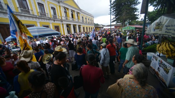 Tremendo caos género uno de los últimos cierres de campaña de candidato a gubernatura Miguel Yunes Márquez en la ciudad de Coatepec, con ya sus acostumbrados invitados especiales. Tan es así que muchos decidieron mejor irse al parque.