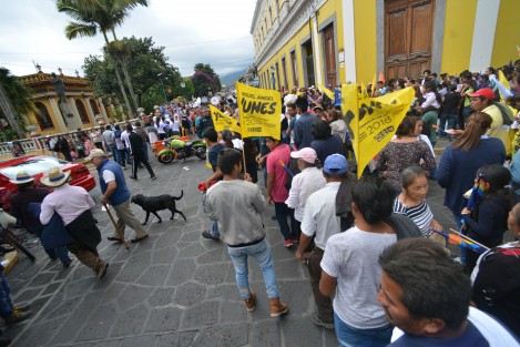 Con exceso de acarreados se vio el cierre de campaña de Esteban Acosta, en compañía del candidato a la gubernatura Miguel Yunes Márquez, en una de las calles más estrechas del municipio  la cual resultó insuficiente  para todos invitados especiales de la región.