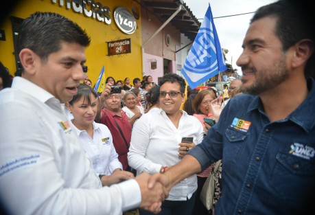 Con exceso de acarreados se vio el cierre de campaña de Esteban Acosta, en compañía del candidato a la gubernatura Miguel Yunes Márquez, en una de las calles más estrechas del municipio  la cual resultó insuficiente  para todos invitados especiales de la región.