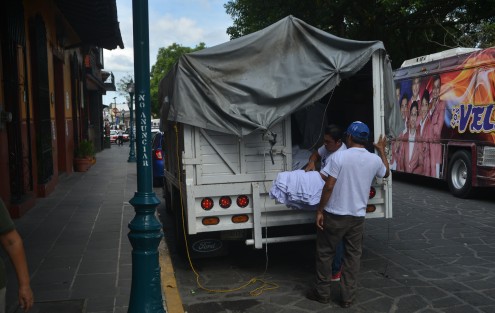 Playeras al por mayor dejará la campaña de Miguel Ángel Yunes Márquez en Veracruz, luego de la constante de uniformar a sus invitados especiales a los mítines. Tal acción no deja de recordar la campaña de Javier Duarte. 