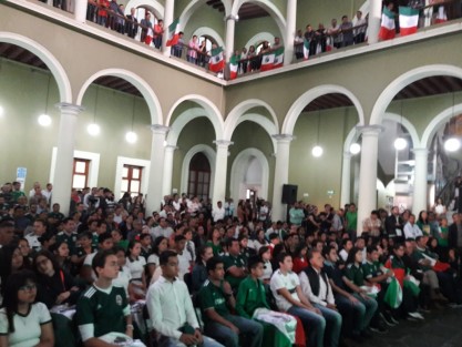 En Palacio de Gobierno las actividades pararon durante el partido de la Selección Mexicana, aunque fuera para verlos perder. 