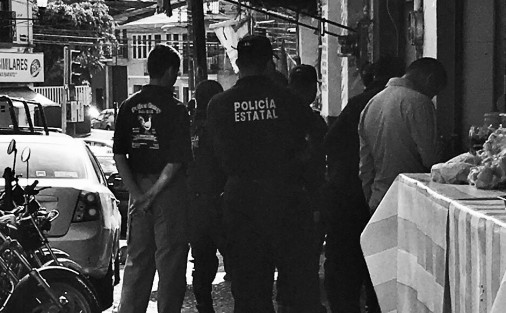 Como empleados del Gobierno del Estado, los policías también pudieron disfrutar del partido Suecia - México... total la delincuencia igualmente debió estar descansando.  Hasta las 12 nomás, pues luego de ello, hasta los oficiales que vieron el juego en oficinas centrales de la SSP, volvieron a sus labores.  