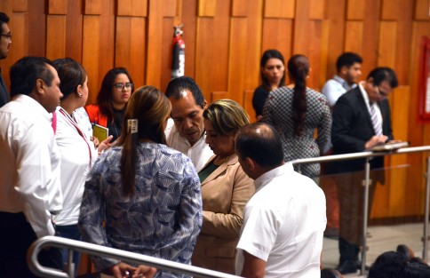 Cinthya como siempre llegó tarde y se la pasó en los pasillos atendiendo a los ciudadanos. 