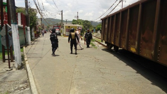 Decenas de elementos de Seguridad Pública, IPAX, Semar y Sedena recorren la zona luego de que un grupo de asaltatrenes paralizaran el ferrocarril intermodal cargado de chatarra, en Atoyac, a la altura de las colonias Canal y Trasbordo. 
