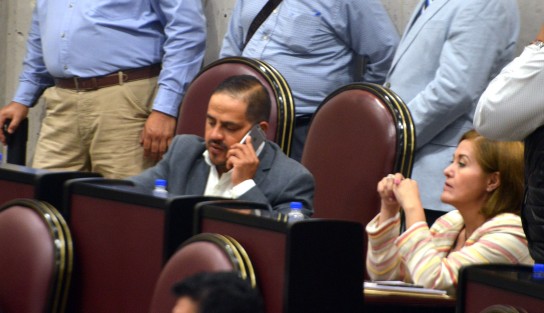 El diputado Ernesto Cuevas Hernández presentó, ante el Congreso del Estado, la iniciativa que reforma diversas disposiciones de la Ley número 247 de Educación del Estado de Veracruz para señalar que las autoridades educativas estatales y municipales otorgarán becas a estudiantes de todos los niveles educativos y así incentivar el apoyo a quienes registran un alto rendimiento académico y para que concluyan su formación.
